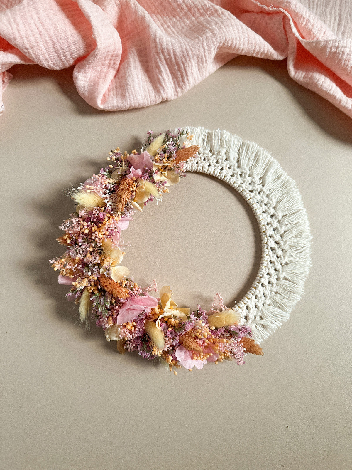 Couronne murale avec du macramé